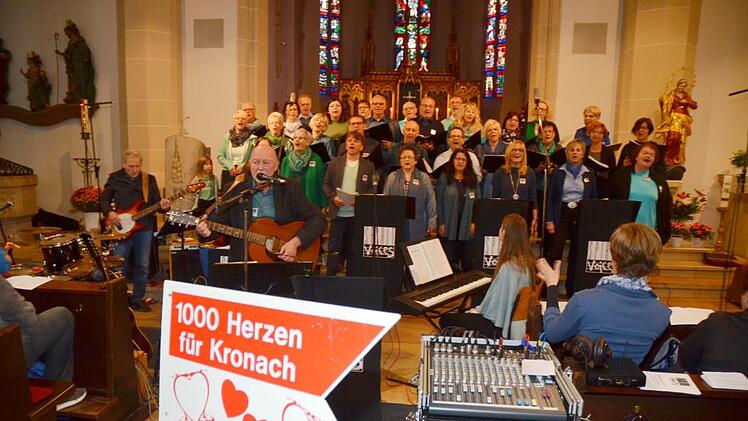 Der Chor "Spirit Voices" sang sich mit einem facettenreichen  Repertoire in die Herzen der Zuhörer und spendete den Erlös von 2147,40 Euro an "1000 Herzen für Kronach".Karl-Heinz Hofmann