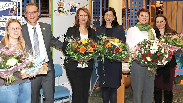Blumensträuße als Dankeschön gab's von Bürgermeister Wolfgang Desel für Katharina Raithel (von links), Christine Blasberg, Bianca Müller, Christina Tilmann und Michaela Wagner  Foto: Bertram Wagner