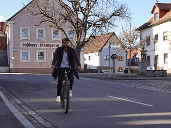 Immer mit dem Fahrrad unterwegs ist Leandro Fernandes (hier in Kirchaich). "Man muss seine Tage etwas anders strukturieren, aber es geht auch ohne Auto", freut sich der Brasilianer in Franken.  Sabine Weinbeer