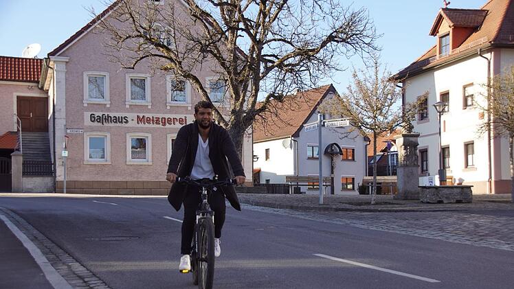 Immer mit dem Fahrrad unterwegs ist Leandro Fernandes (hier in Kirchaich). "Man muss seine Tage etwas anders strukturieren, aber es geht auch ohne Auto", freut sich der Brasilianer in Franken.  Sabine Weinbeer