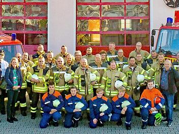 Zweite B&uuml;rgermeisterin Sabine Rie&szlig;ner, Feuerwehrreferent Roland Lowig, die Vertreter der Kreisbrandinspektion, die Aktiven und die Jugendlichen, die das Leistungsabzeichen abgelegt haben Foto: Christian Lotz
