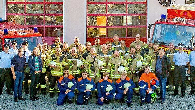 Zweite B&uuml;rgermeisterin Sabine Rie&szlig;ner, Feuerwehrreferent Roland Lowig, die Vertreter der Kreisbrandinspektion, die Aktiven und die Jugendlichen, die das Leistungsabzeichen abgelegt haben Foto: Christian Lotz
