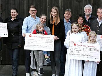 Kirchenpfleger Thomas Jungwirth, Bürgermeisterin Christiane Meyer, Johannes Sponsel und Annika Friedrich, davor Yvonne Guck mit Noel, Dieter und Barbara Lahner, davor die Engelchen Lisa und Eva, Stadtrat Friedrich Sponsel, Professor Kuon Eberhard (Palliativdienst) und Sebastian Beetz (ASB)  Foto: Franz Galster