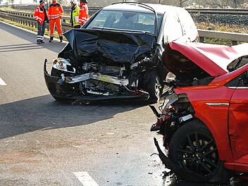 Auf der B27 hat sich ein schwerer Verkehrsunfall ereignet. Mehrere Menschen wurden verletzt. Die Bundesstraße muste komplett gesperrt werden. Foto: Höfig/News5 Auf der B27 hat sich ein schwerer Verkehrsunfall ereignet. Mehrere Menschen wurden verletzt. Die Bundesstraße muste komplett gesperrt werden. Foto: Höfig/News5