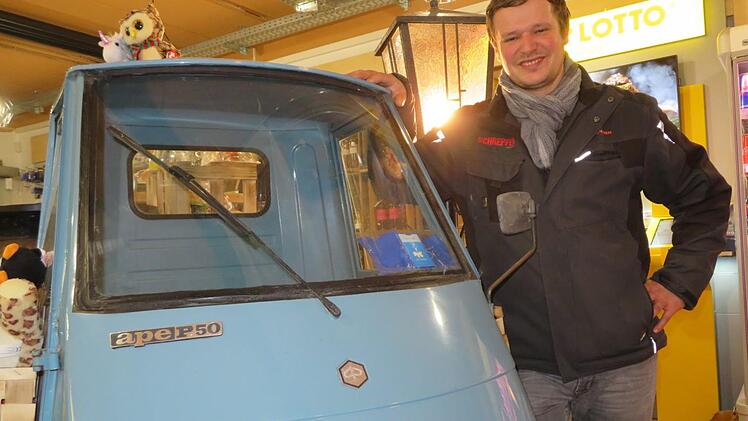 Jens Gropp hat seine jüngsten Errungenschaften im Verkaufsraum ausgestellt: eine 50er Ape von Piaggio und (im Hintergrunde) eine Parklaterne.