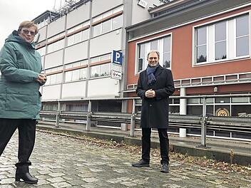 Hochschulpr&auml;sidentin Christiane Fritze traf sich in Kronach mit Landrat Klaus L&ouml;ffler, um &uuml;ber den Sachstand der gemeinsamen Planungen f&uuml;r den Standort Kronach zu reden. Im Hintergrund zwei Geb&auml;ude, die k&uuml;nftig von der Coburger Hochschule genutzt werden.  Foto: Landratsamt