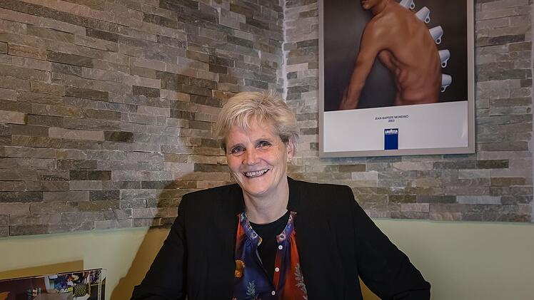 Steppt auch schon mal in Badelatschen auf der Bühne: Kabarettistin Andrea Wehner aus Maßbach.