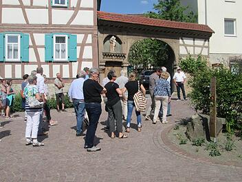 Die Jury beim Rundgang durch Fuchsstadt