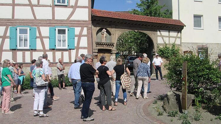 Die Jury beim Rundgang durch Fuchsstadt