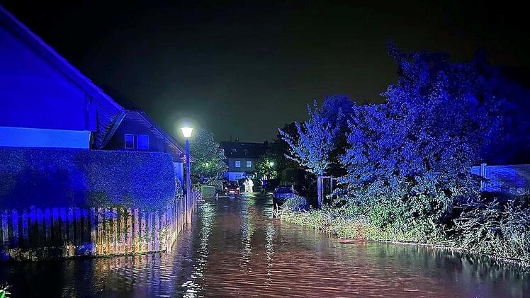 Schwarzenbruck: Rohrbruch setzt Straßenzug unter Wasser