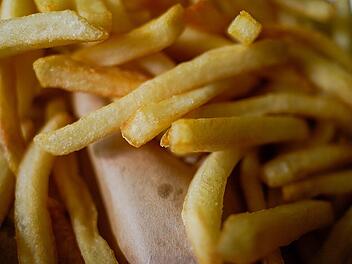 Pommes frites kommen knusprig und fettärmer aus dem Backofen.