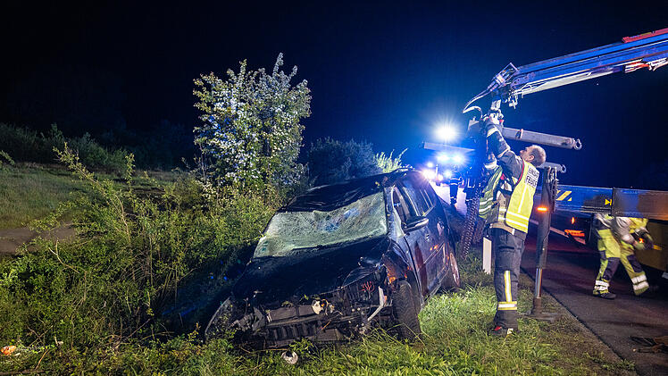 Kurioser Unfall auf der A70: Touran mit Einjährigem an Bord überschlägt sich neben Fahrbahn