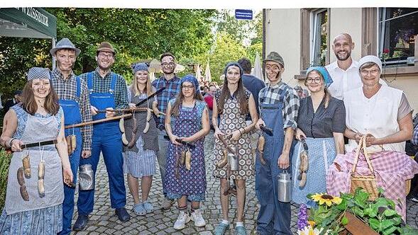 Die Woschdfohrer mit (rechts) Tanja Sagner und Markus Kaiser als Bauers-Ehepaar