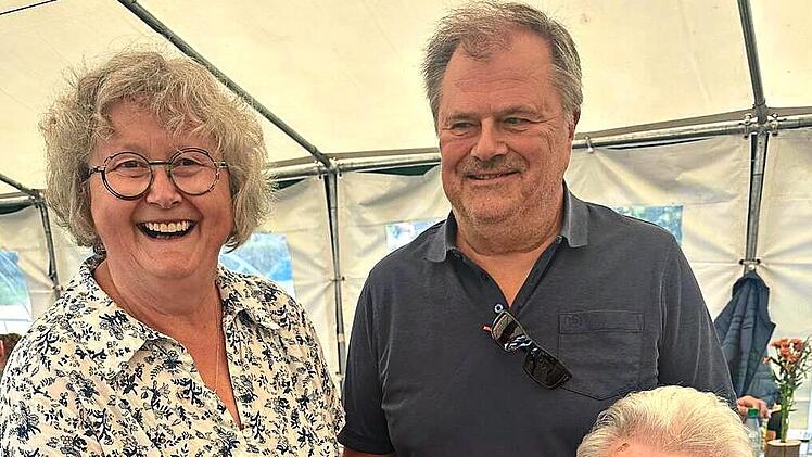 Die Hundertj&auml;hrige Emma Wetterich wurde von Ruth Geyer (l.) f&uuml;r 80-j&auml;hrige Mitgliedschaft geehrt, hinten Vorsitzender Manfred Angles.Martin Wetterich