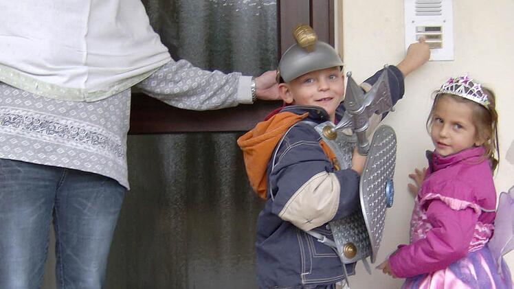 Zu Halloween gehört für die Kinder, in Verkleidung an der Haustüre zu klingeln.  Fotos: Petra Malbrich