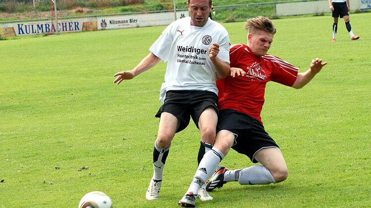 Die Gastgeber (rote Trikots) vom ASV Herzogenaurach boten dem Stadtrivalen erst nach 20 Minuten Paroli, da stand es aber bereits 0:2. Foto: herzopress