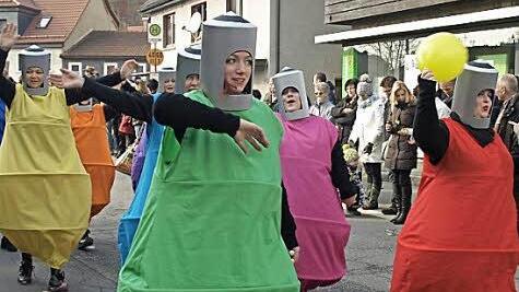 Bunte Glühbirnen aus Birnbaum: der Bärme Frauenstammtisch