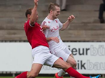 FC Lichtenfels - TSV Ludwigsstadt: Mit letztem Einsatz kann der Ludwigsstadter Spielertrainer Stefan Gehring (links) Daniel Oppel vom Ball trennen. Foto: Uwe Gick
