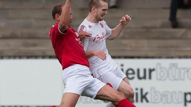 FC Lichtenfels - TSV Ludwigsstadt: Mit letztem Einsatz kann der Ludwigsstadter Spielertrainer Stefan Gehring (links) Daniel Oppel vom Ball trennen. Foto: Uwe Gick