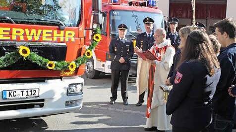 Pfarrer Joachim Lindner segnete das neue Mannschaftslöschfahrzeug der Feuerwehr Tschirn.