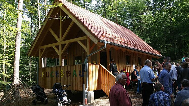 "Fuchsbau" heißt der neue Waldkindergarten der Gemeinde Pettstadt. Für 70 000 Euro aus der Gemeindekasse und mit großzügiger Unterstützung von Vereinen und Gewerbe wurde die "Filiale" der Kindertagesstätte St. Anna in er Gemeindewald-Abteilung "Fuchsschlag" errichtet. Fotos: Werner Baier