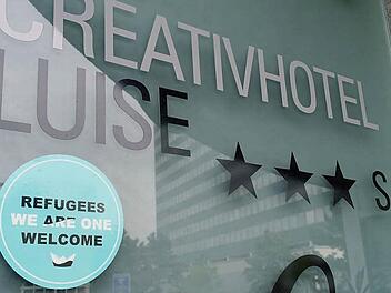 Mit diesem Aufkleber wirbt Daniel von Stephani Verständnis und Hilfsbereitschaft. Fotos: Nikolas Pelke