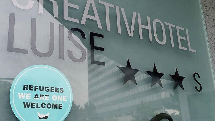 Mit diesem Aufkleber wirbt Daniel von Stephani Verständnis und Hilfsbereitschaft. Fotos: Nikolas Pelke