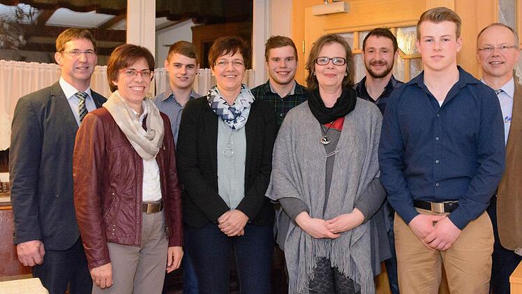 Ehrung der landwirtschaftlichen Gesellen und Hauswirtschafterinnen: Norbert Götz, Doris Hartan-Khan, Florian Deinert, Birgit Kirchner, Julian Thomas, Kerstin Angelika Röder, Martin Wahn, Matthias Kohl und Stefan Fella  Foto: Björn Hein