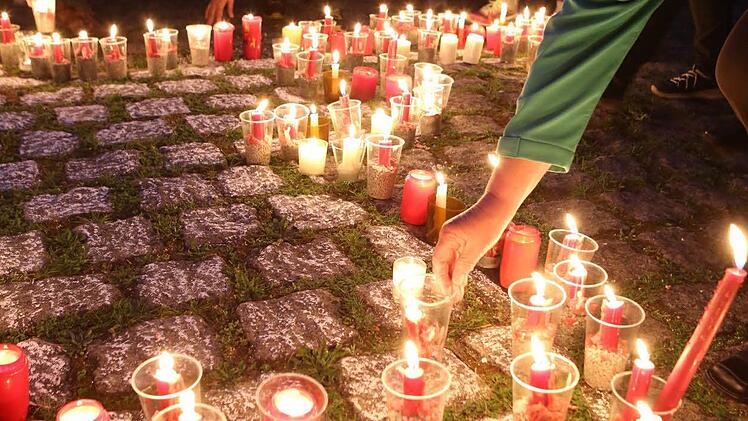 Lichterkette in Adelsdorf gegen Krieg und Gewalt. Foto: Barbara Herbst