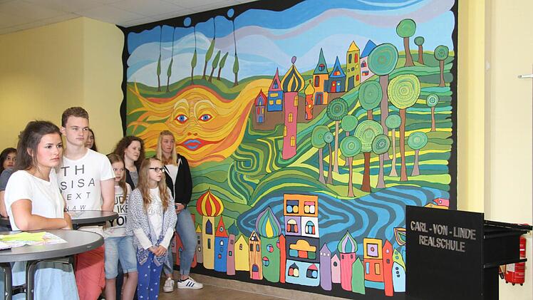 Die Schüler vor dem Wandbild Foto: Sonny Adam