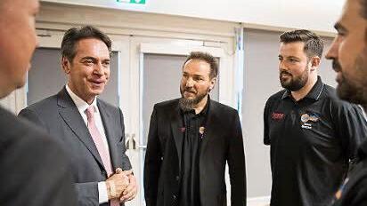 Michael Stoschek lobte die Arbeit des BBC Coburg. Der Sponsor meinte, dass gerade der in Coburg so unglaublich traditionsreiche Basketball es verdient h&auml;tte, neben dem Handball unterst&uuml;tzt zu werden. Links BBC-Chef Wolfgang H&ouml;rnlein, rechts der Sportliche Leiter Matthias Haufer, daneben Trainer Simon Bertram und Manager Manuel Fischer (Mitte).