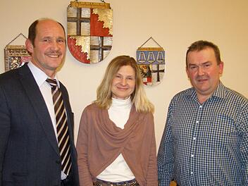Oberleichtersbachs Bürgermeister Dieter Muth (von links) vereidigte feierlich die neue Gemeinderätin Sonja Beck und den neuen Zweiten Bürgermeister Karl Ziegler.  Foto: Wolfgang Saam