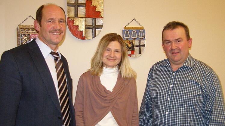 Oberleichtersbachs Bürgermeister Dieter Muth (von links) vereidigte feierlich die neue Gemeinderätin Sonja Beck und den neuen Zweiten Bürgermeister Karl Ziegler.  Foto: Wolfgang Saam