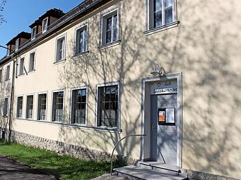 Von außen kaum als Kirche zu erkennen: Die verbleiten Fenster deuten noch darauf hin, dass dieses Gebäude einst eine Werkstatt werden sollte..