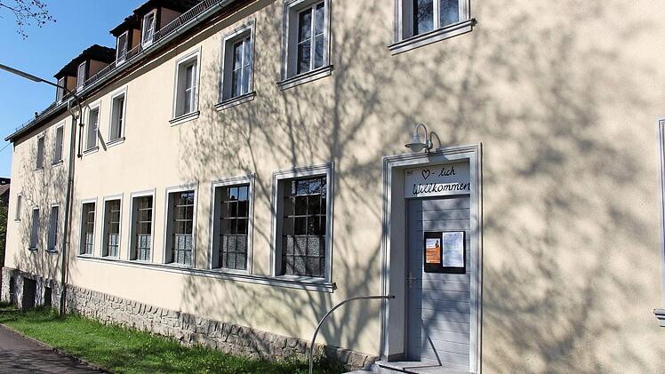 Von außen kaum als Kirche zu erkennen: Die verbleiten Fenster deuten noch darauf hin, dass dieses Gebäude einst eine Werkstatt werden sollte..