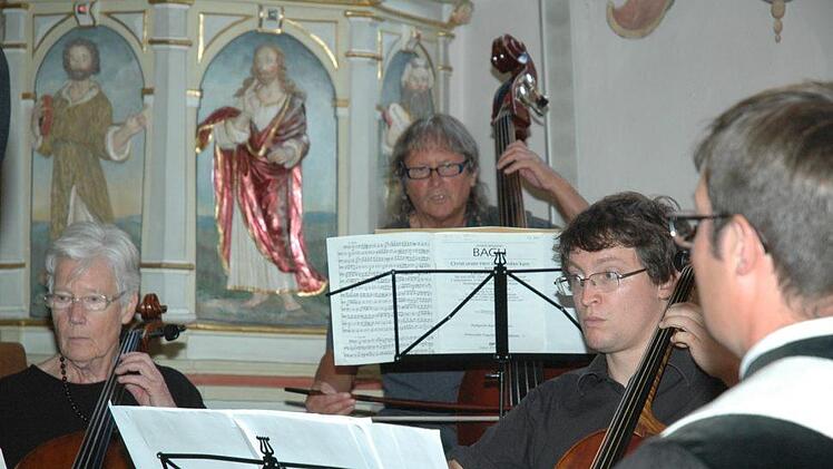 Das Kammerorchester und der Kammerchor Sonneberg bereicherten den Gottesdienst am Johannistag. Foto: Edwin Meißinger