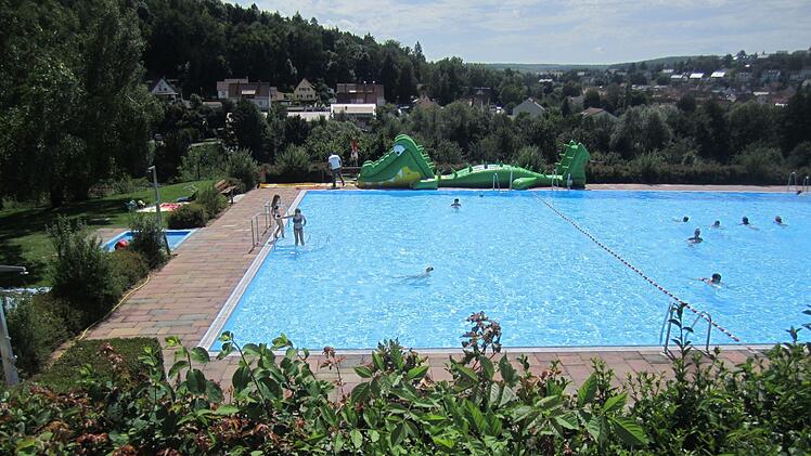 Das Freibad Maßbach gibt es seit 50 Jahren. Jetzt wurde und wird wieder investiert. Foto: Hartmut Hessel