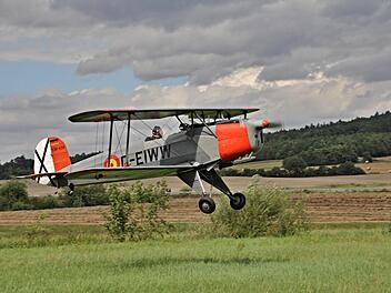 Doppeldecker, die auf dem Flugplatz in Sendelbach landeten, sorgten am Samstag für Aufsehen. Hier eine Bücker Jungmann 131 (CASA) Baujahr 1954 Fotos: Helmut Will