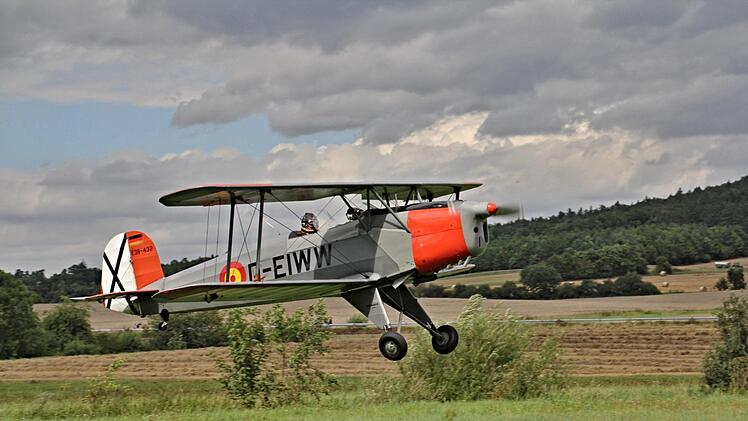 Doppeldecker, die auf dem Flugplatz in Sendelbach landeten, sorgten am Samstag für Aufsehen. Hier eine Bücker Jungmann 131 (CASA) Baujahr 1954 Fotos: Helmut Will