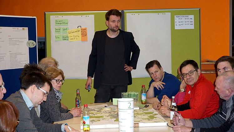 Andreas Paul am Thementisch "Freiflächen und Mobilität"  Foto: Richard Sänger