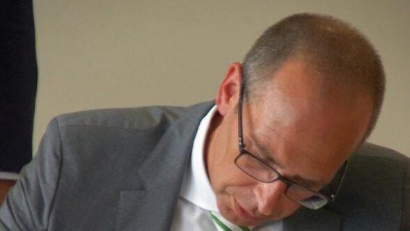 Auch Landrat Christian Mei&szlig;ner signierte.Mario Deller