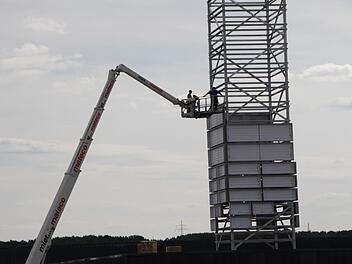 Bald hängen hoch über dem Aischpark-Center die Werbetafeln der Fachgeschäfte, die teilweise noch nach Mitarbeitern suchen. Fotos: Andreas Dorsch