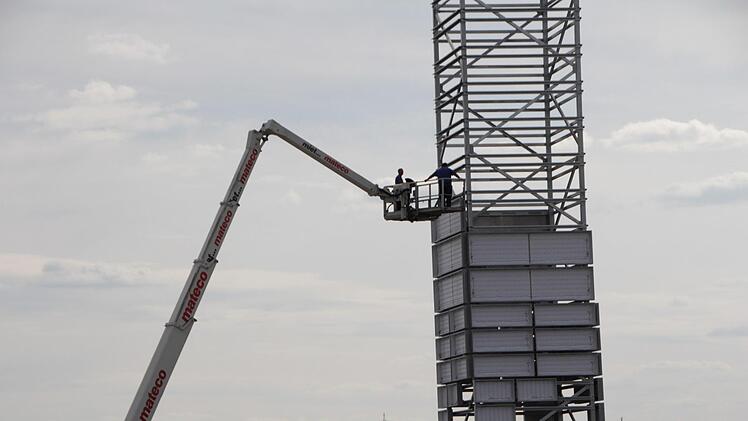 Bald hängen hoch über dem Aischpark-Center die Werbetafeln der Fachgeschäfte, die teilweise noch nach Mitarbeitern suchen. Fotos: Andreas Dorsch