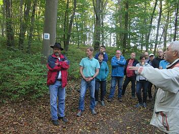 Bei einem Waldbegang inspizierten der Gemeinderat und die Bürger bereits vor einiger Zeit auch das Gelände für den Waldfriedhof.  Foto: Winfried Ehling