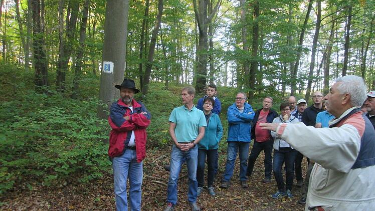 Bei einem Waldbegang inspizierten der Gemeinderat und die Bürger bereits vor einiger Zeit auch das Gelände für den Waldfriedhof.  Foto: Winfried Ehling
