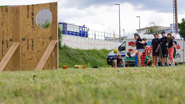 Gar nicht so einfach das Loch in der Torwand zu treffen.  Foto: Sebastian Sebald