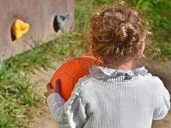 Bei einer Festnahme auf dem N&uuml;rnberger Volksfest wehrte sich ein 25-J&auml;hriger gegen die Polizisten und schlug einem der Beamten mit der Faust ins Gesicht. Symbolfoto: RitaE/Pixabay.com