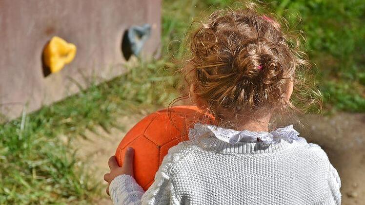 Bei einer Festnahme auf dem Nürnberger Volksfest wehrte sich ein 25-Jähriger gegen die Polizisten und schlug einem der Beamten mit der Faust ins Gesicht. Symbolfoto: RitaE/Pixabay.com