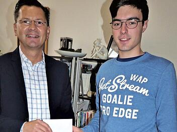 Fabian Hahn (rechts) überreichte stellvertretendem Schulleiter Armin Motschenbacher die 500-Euro-Spende.  Foto: Werner Reißaus