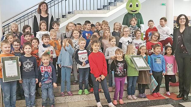 Annette Lips (r.) &uuml;bergab in Weisendorf die offiziellen F&ouml;rderurkunden an die beiden Schulklassen.